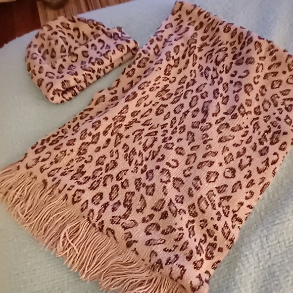 Curations Metallic Silver Leopard Pring Scarf & Hat - Picture 1 of 4